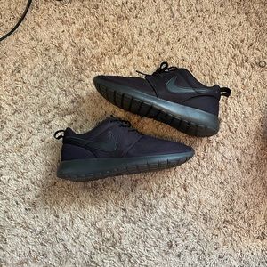 Boys gradeschool all black Nike roshe